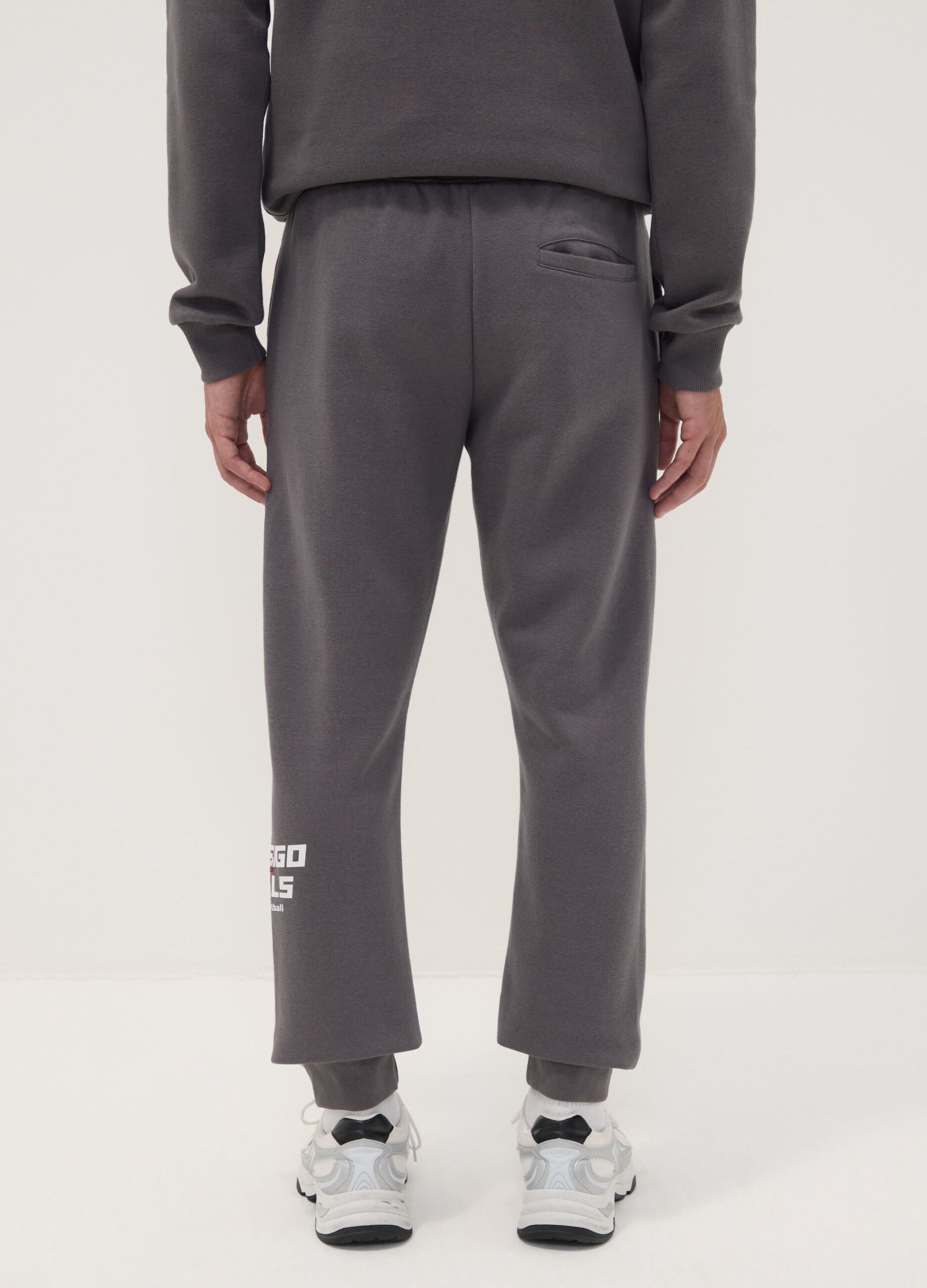Grey cotton-blend joggers with drawstring and Chicago Bulls print