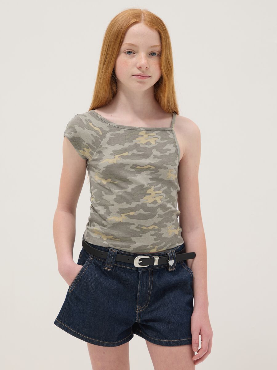 T-shirt grigia in misto cotone con stampa camouflage monospalla slim fit_0