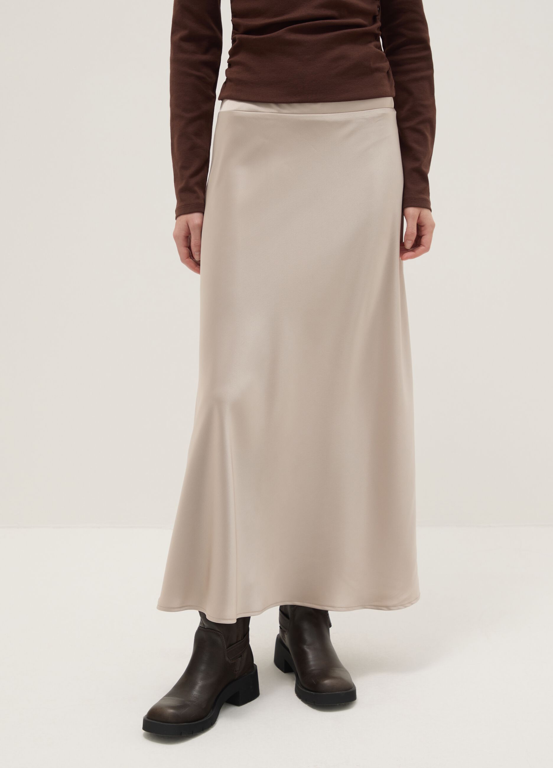 Beige satin skirt with regular fit and elastic waist