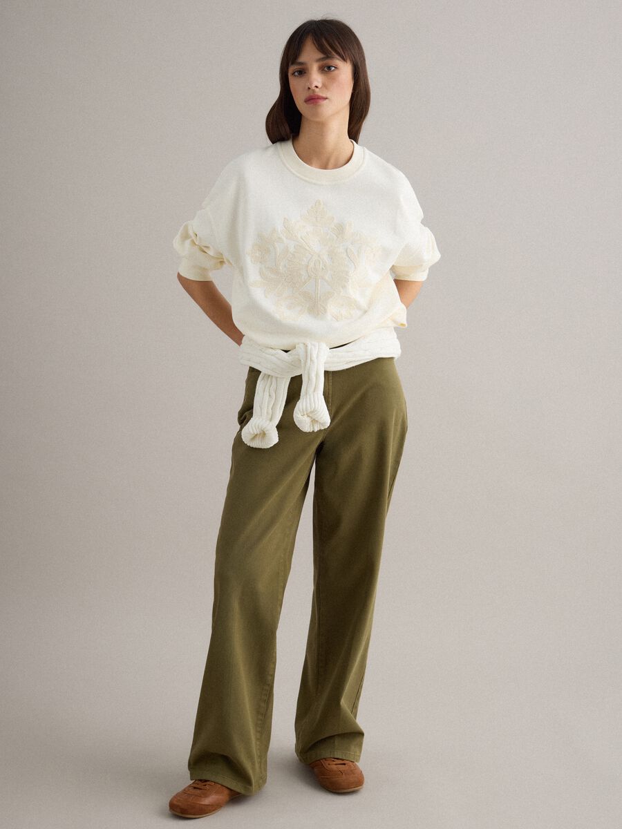 Felpa girocollo in misto cotone bianca regular fit con ricamo floreale_1