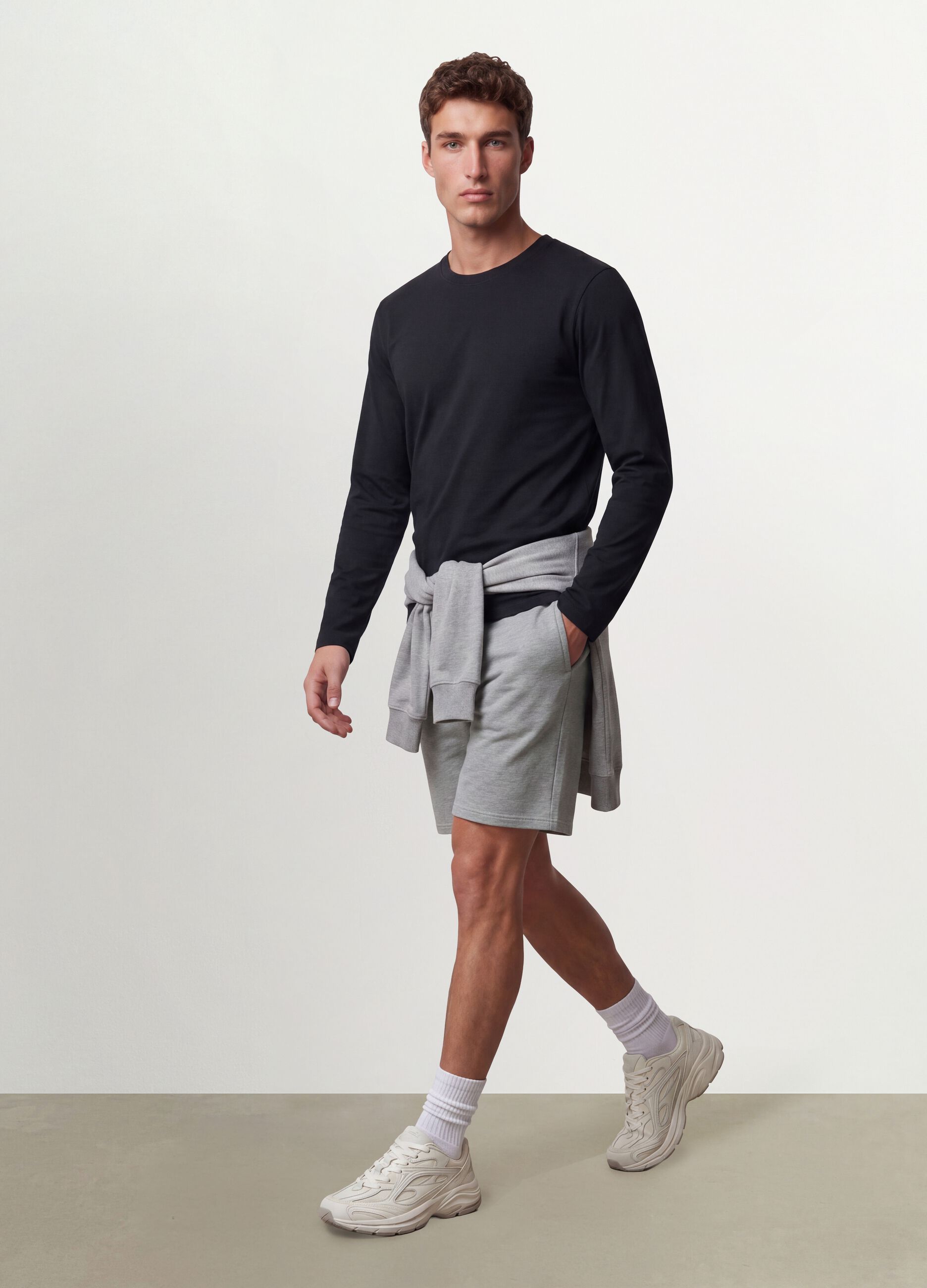 Black long-sleeve T-shirt in 100% organic cotton with crew neck