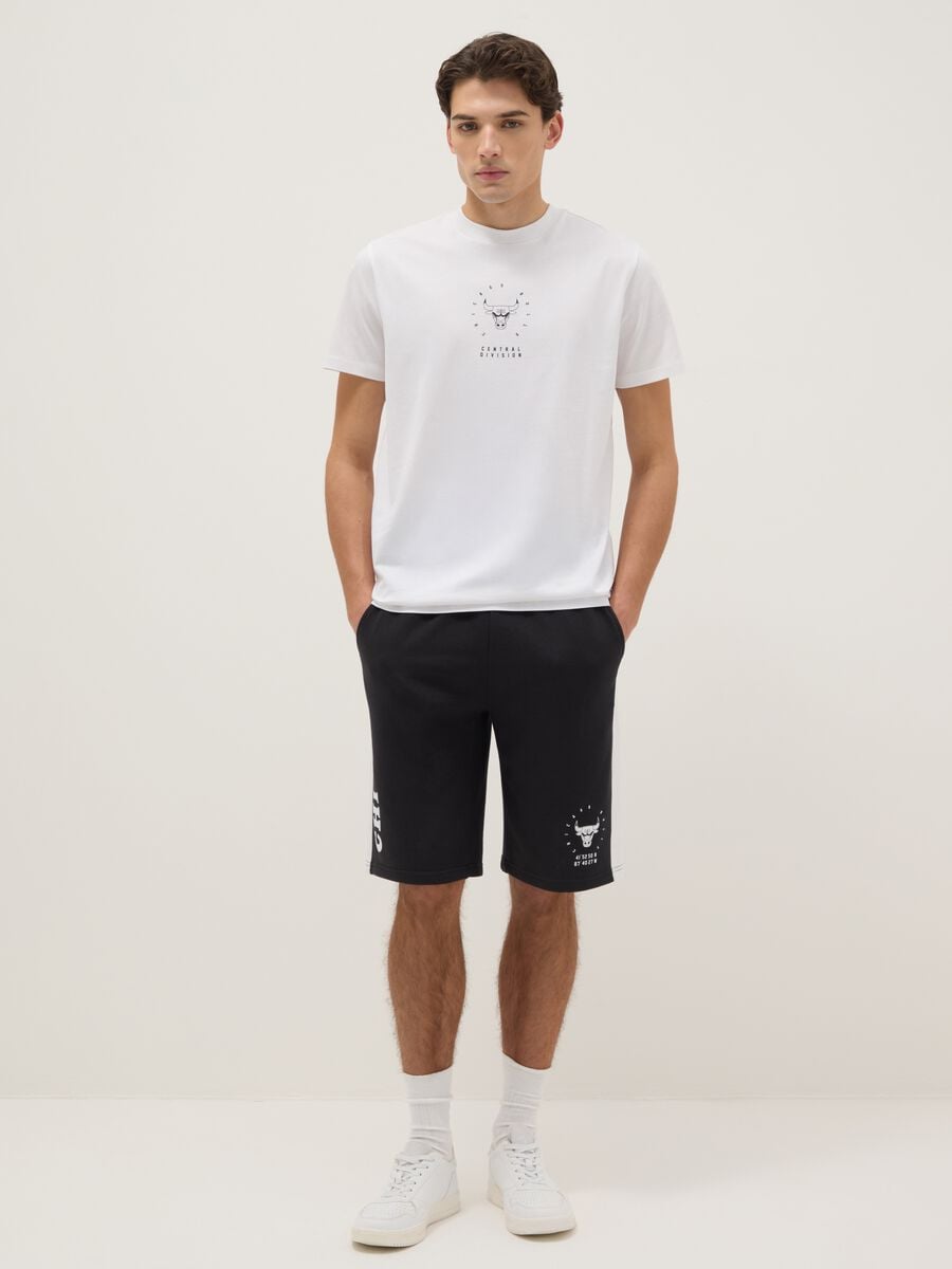 Black cotton blend regular fit sports shorts with Chicago Bulls logo_0