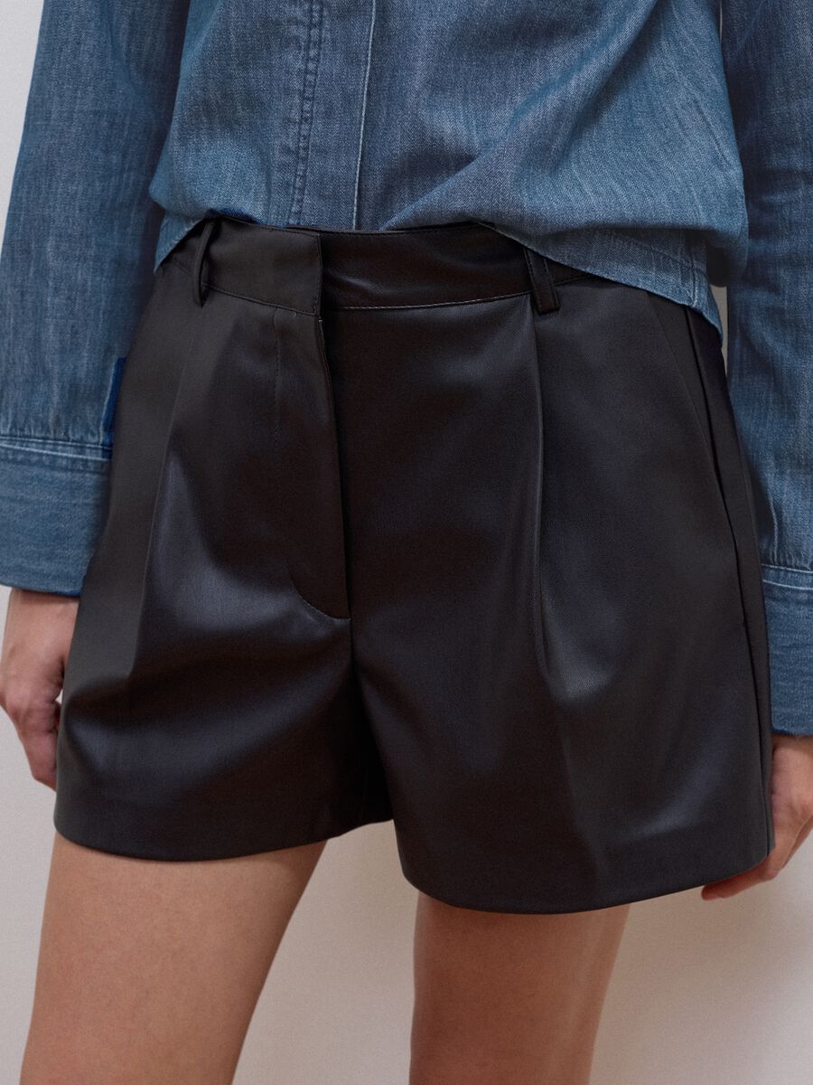 Brown regular-fit shorts with elasticated waistband_3