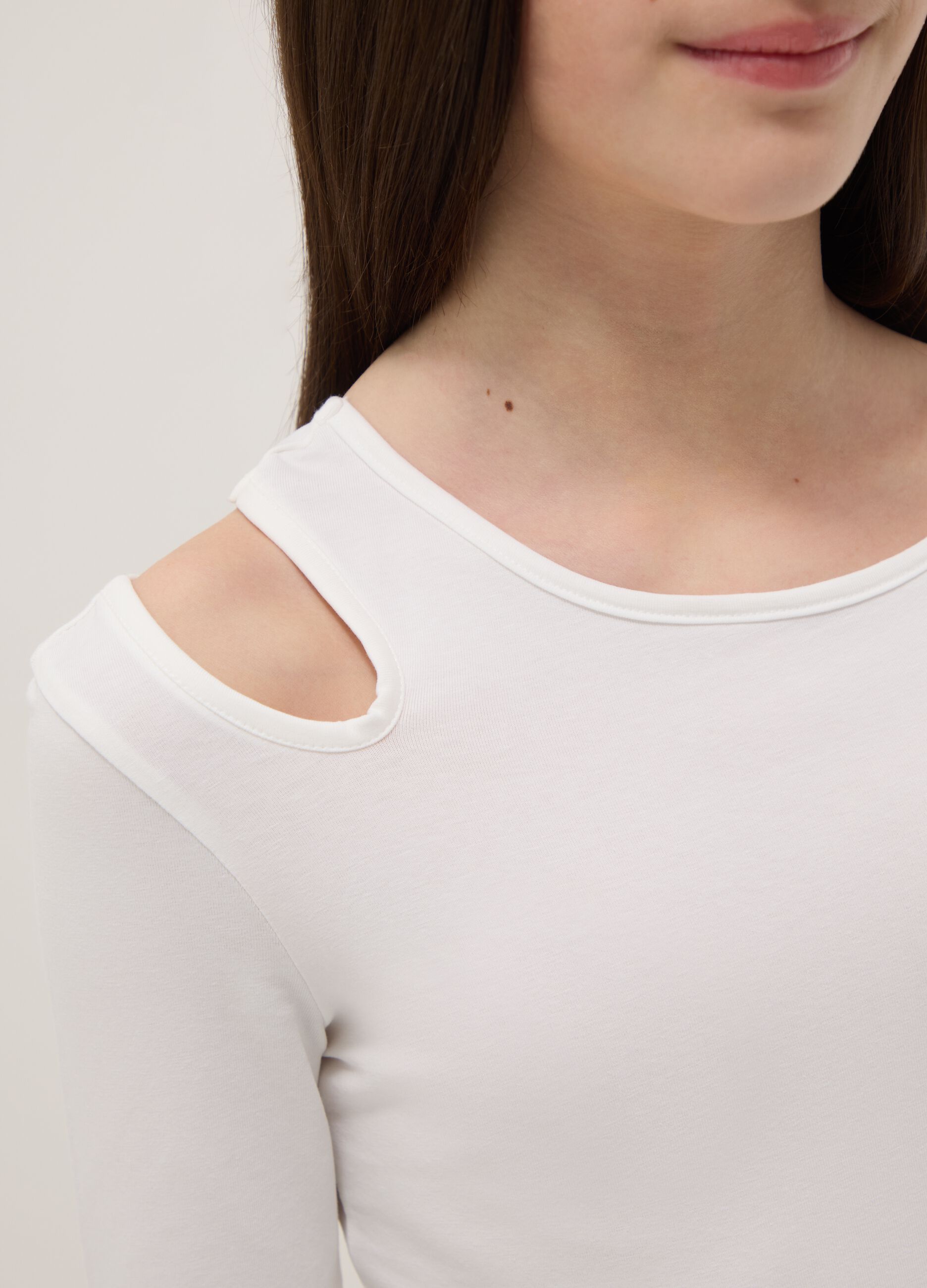White cotton blend slim fit boat neck top for girls