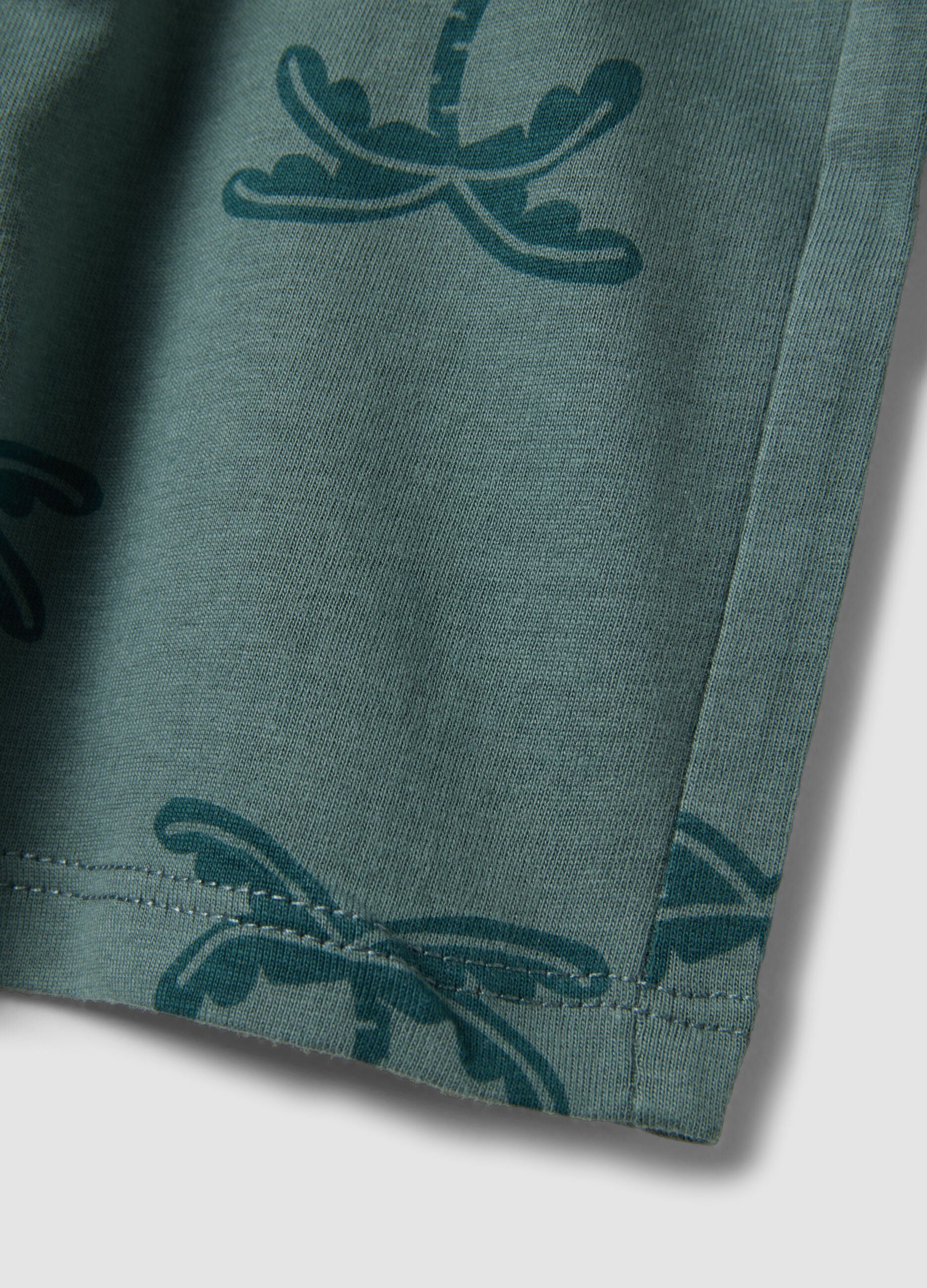 Green organic cotton shorts with palm print