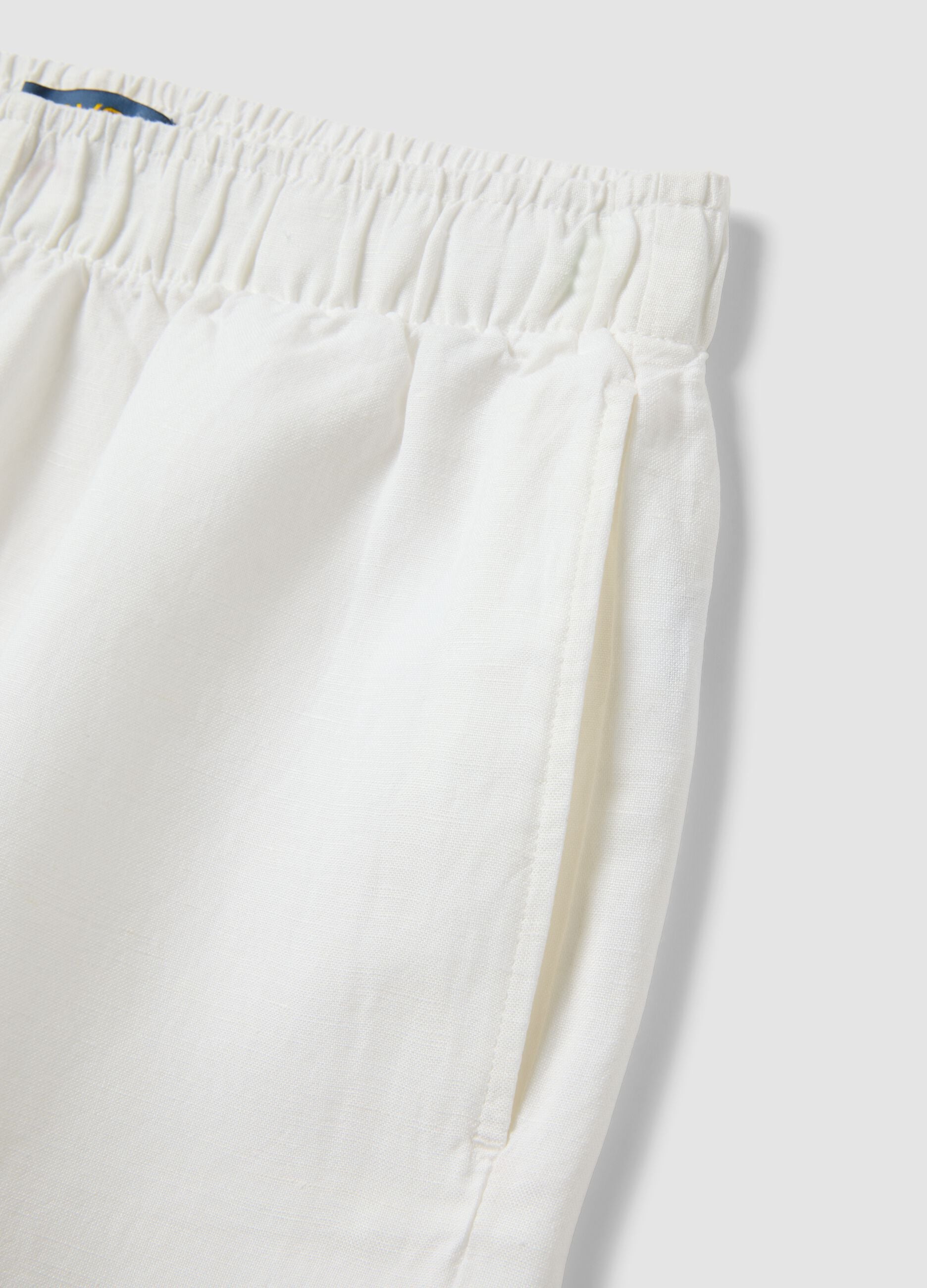 White linen-viscose blend shorts with elasticated waist, regular fit