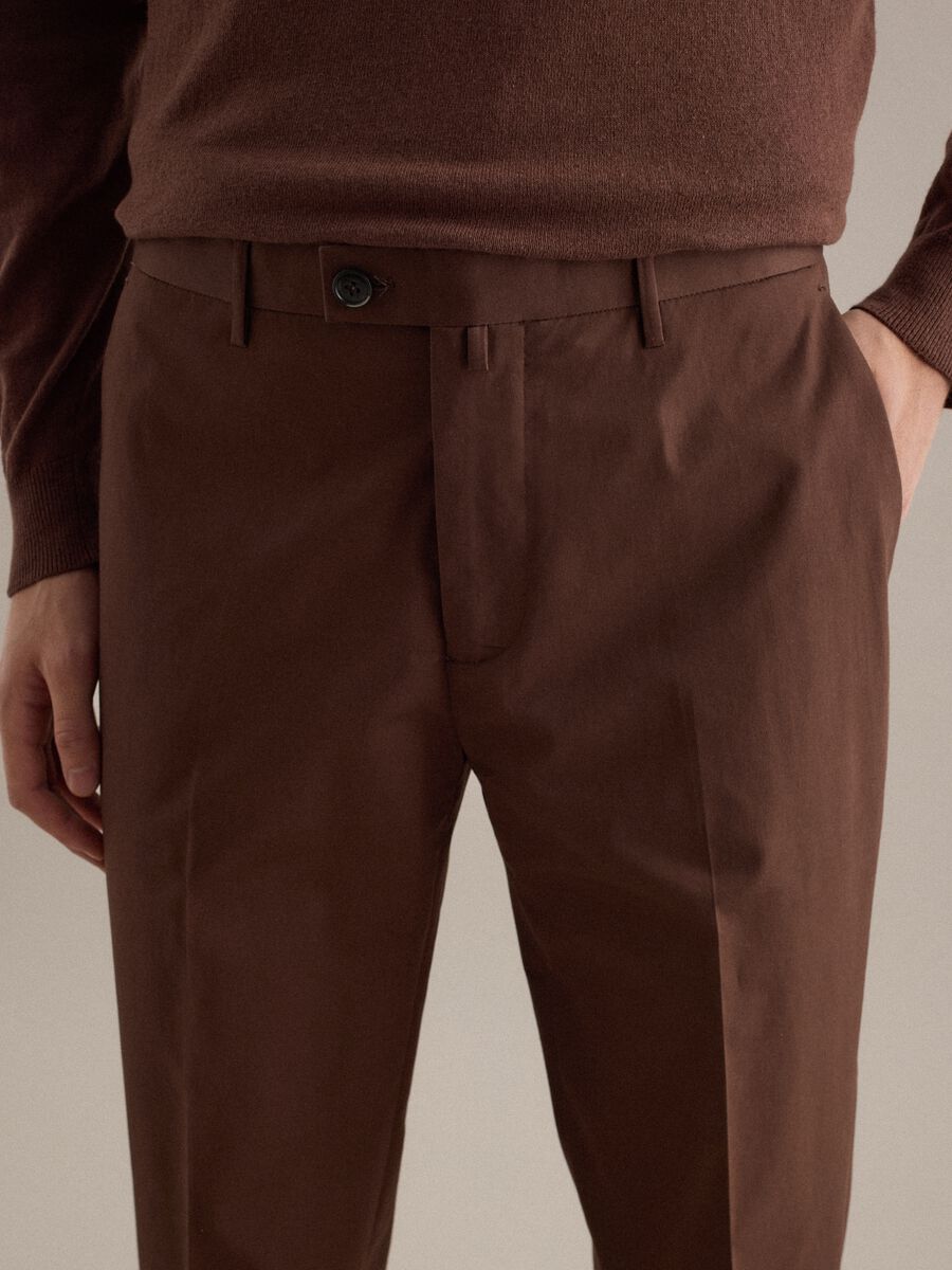 Pantaloni in cotone elasticizzato marroni regular fit_3
