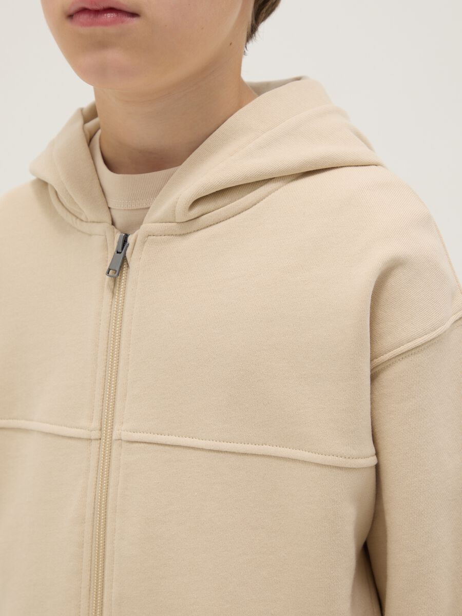 Beige hoodie for boys in pure cotton, oversized fit with hood and zip_2