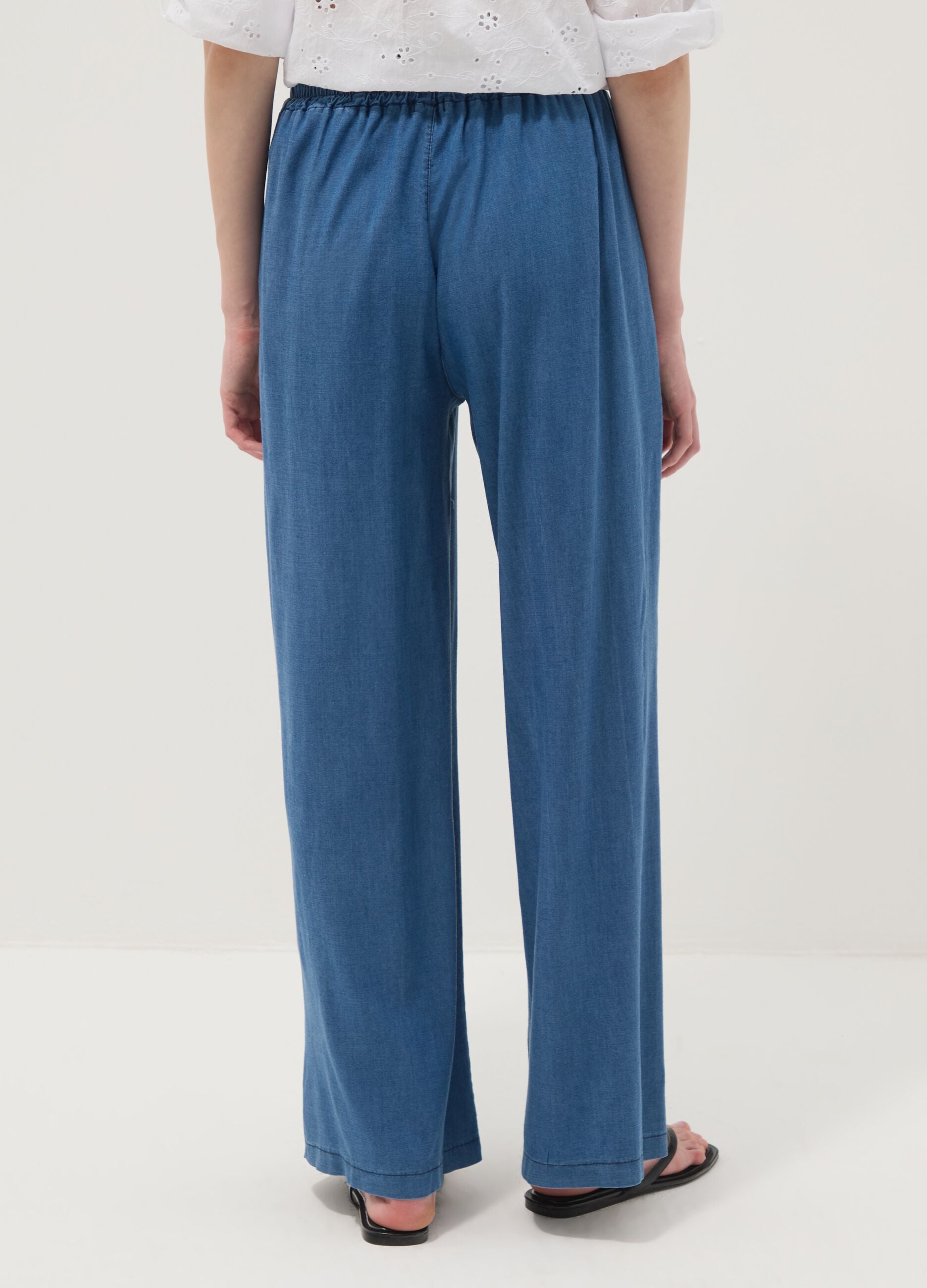 Pantaloni blu in puro lyocell a gamba ampia regular fit