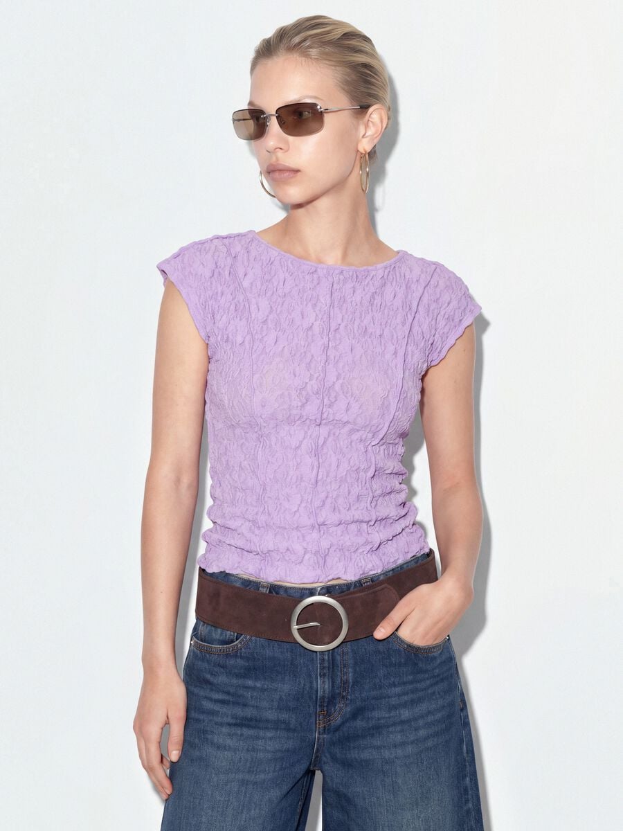 T-shirt viola in tessuto elasticizzato con texture floreale in rilievo_0