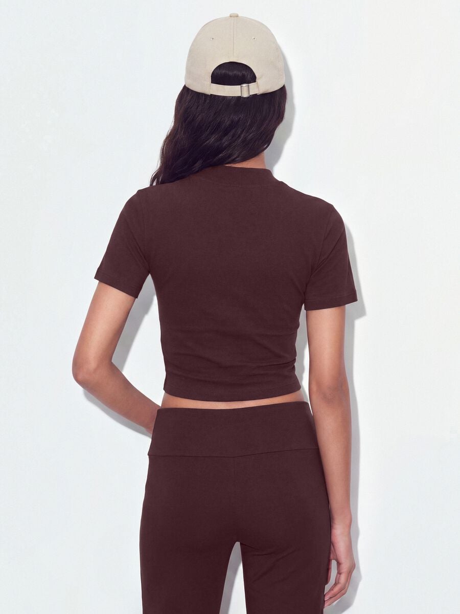 Brown fitted stretch-cotton T-shirt with raised neckline_3