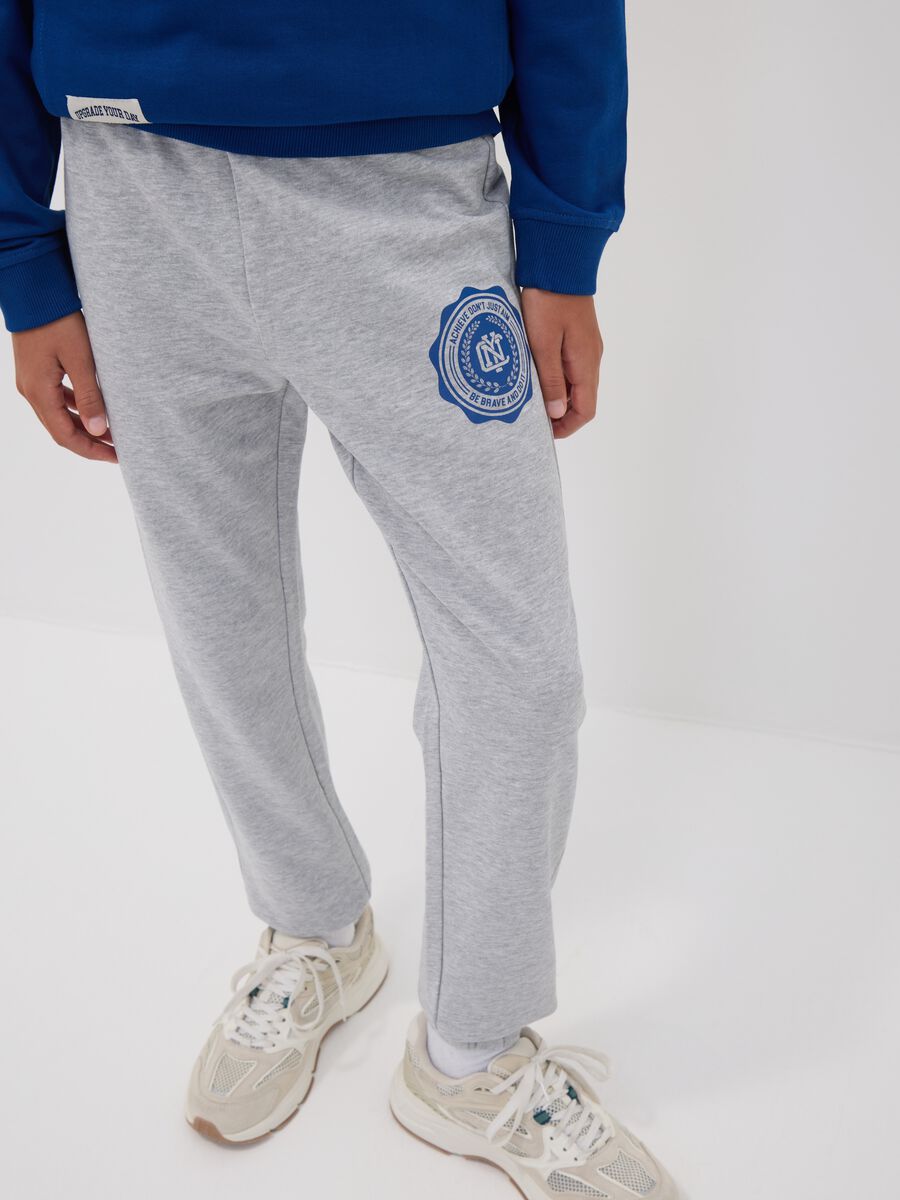 Jogger grigi in puro cotone con stampa college per ragazzo_2