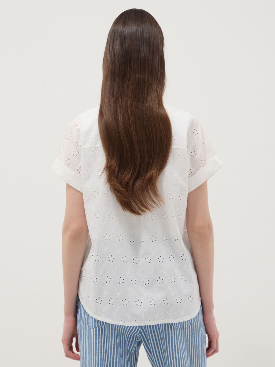 Camicia bianca in puro cotone a maniche corte traforata regular fit_3