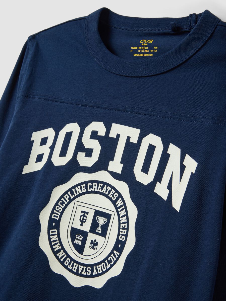 T-shirt blu in puro cotone organico con stampa college_1