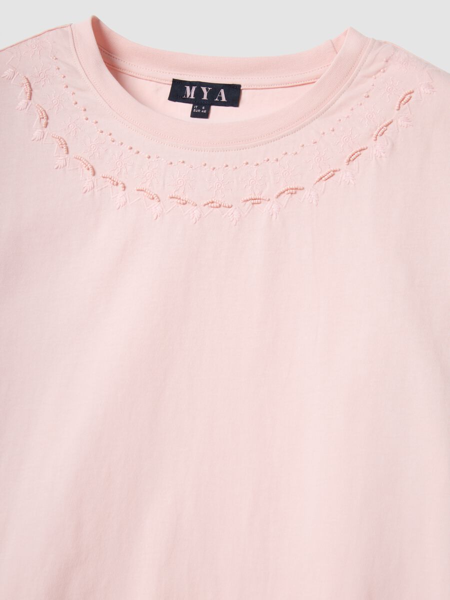Pink pure cotton T-shirt with embroidered neckline_5