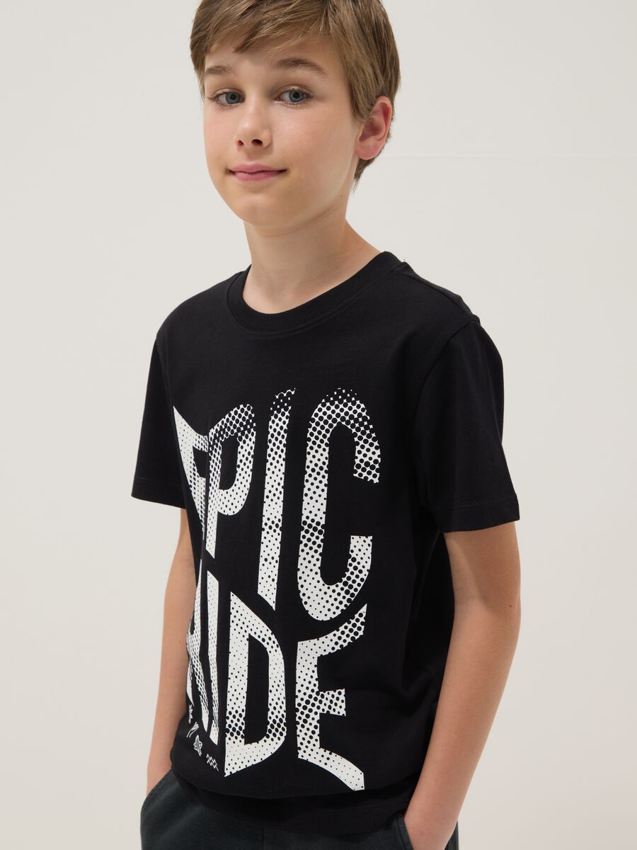 T-shirt nera a maniche corte in cotone organico_0