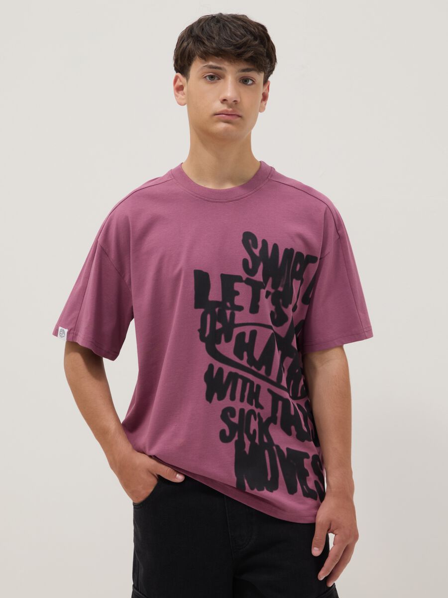 T-shirt viola in puro cotone da ragazzo oversize fit con stampa_0