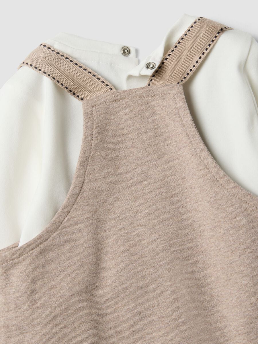 White and beige organic cotton baby set with dungarees_3