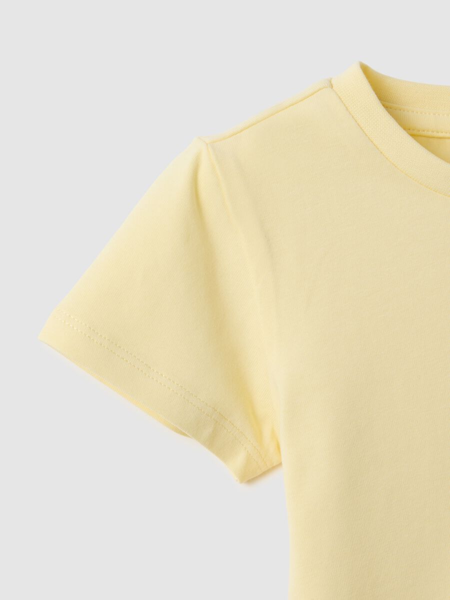 T-shirt in cotone elasticizzato giallo da bimba regular fit con cuore_3
