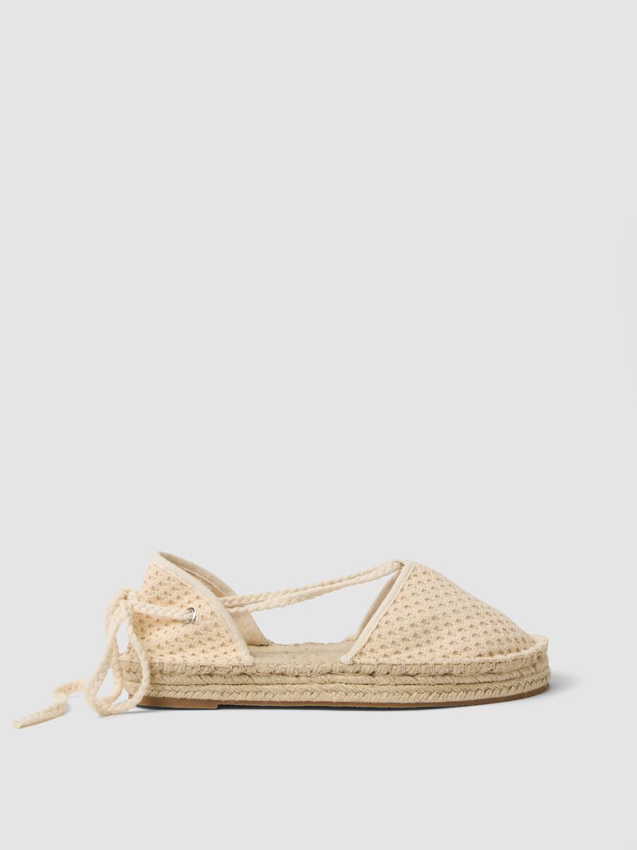White mesh-textured sandals with laces_0