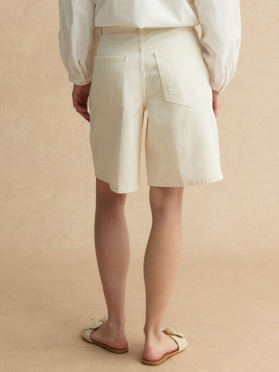 White cotton denim wide leg shorts_2