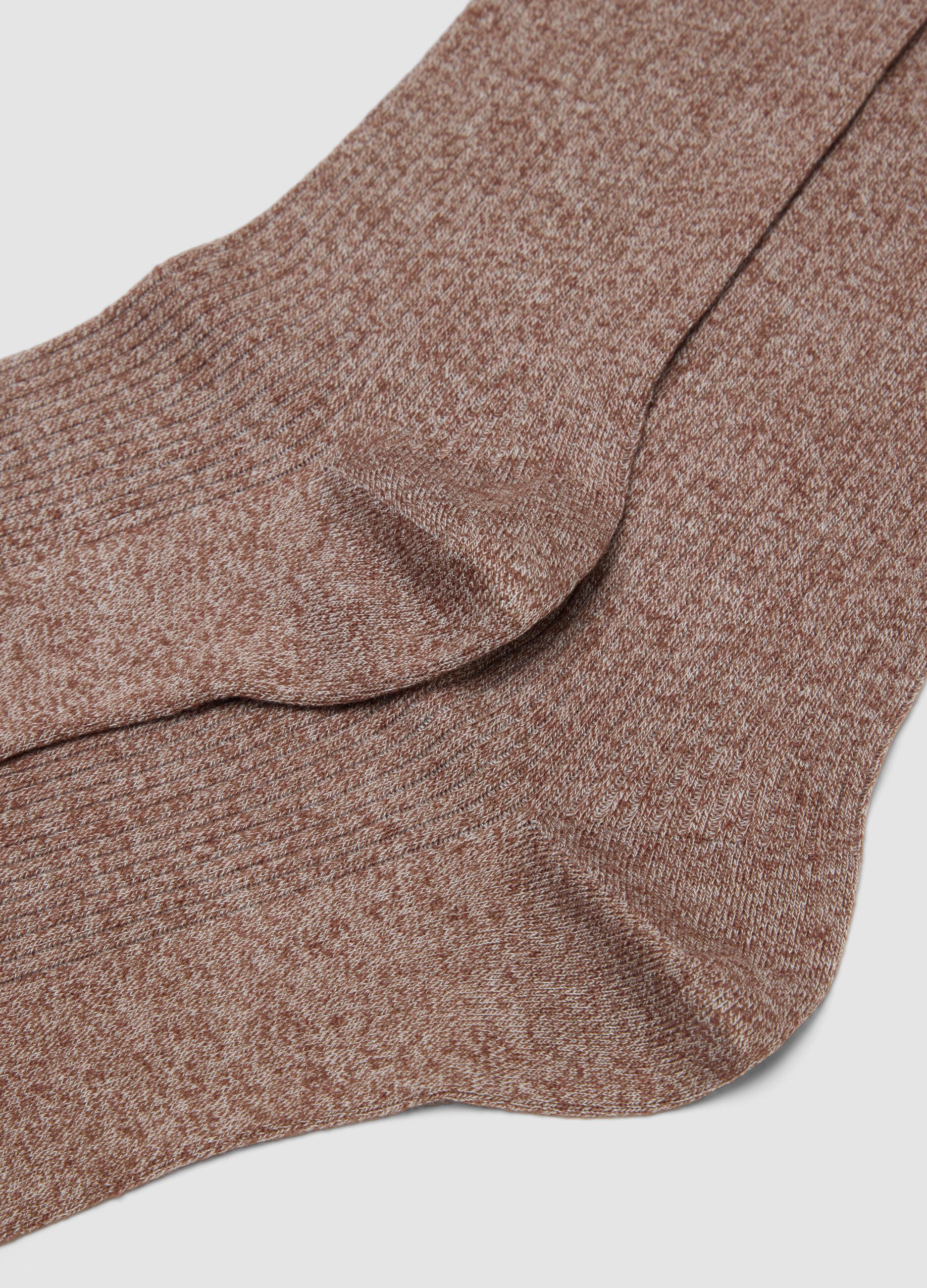 Long brown socks in stretch cotton and linen blend