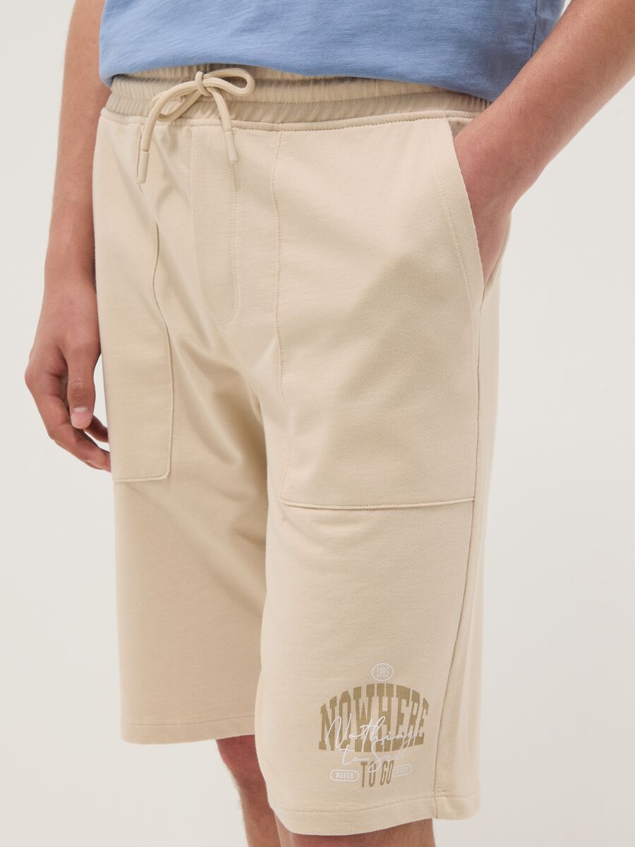 Shorts jogger beige in puro cotone da ragazzo con vita elasticizzata_2