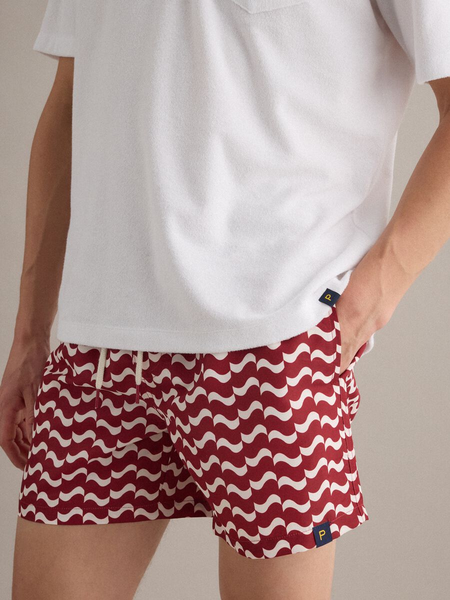 Red men&rsquo;s swim shorts with all-over print_2