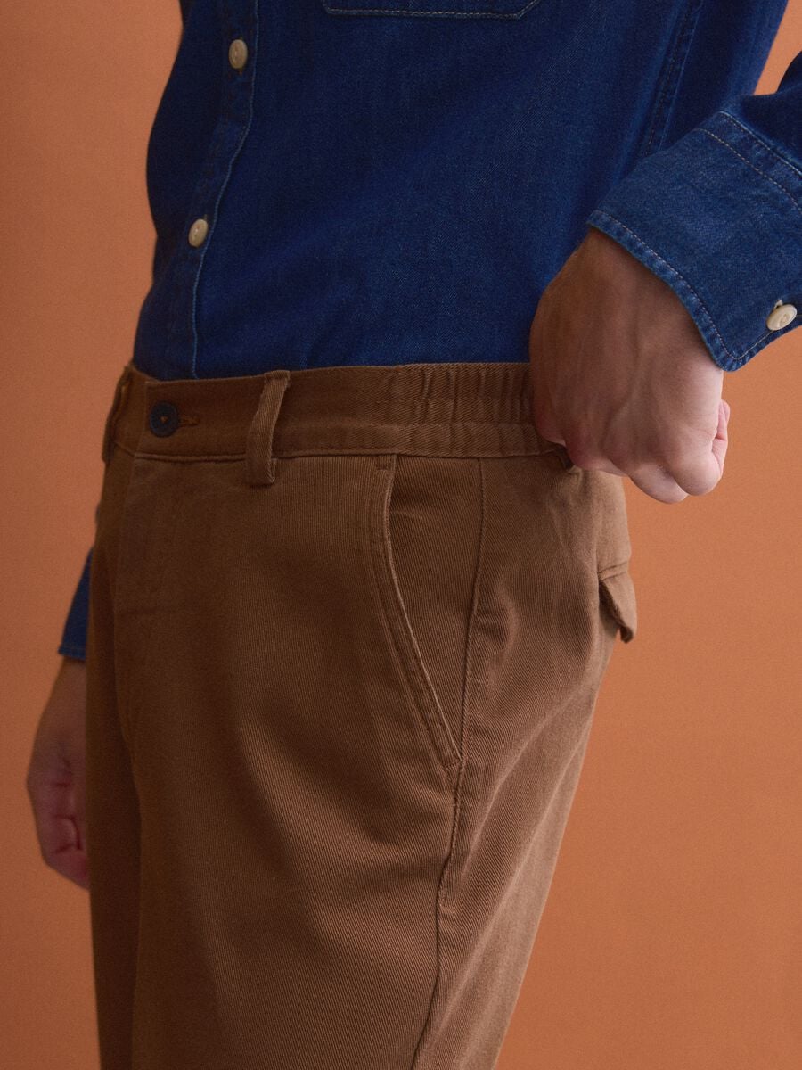Pantaloni chino marroni in cotone elasticizzato straight fit_4