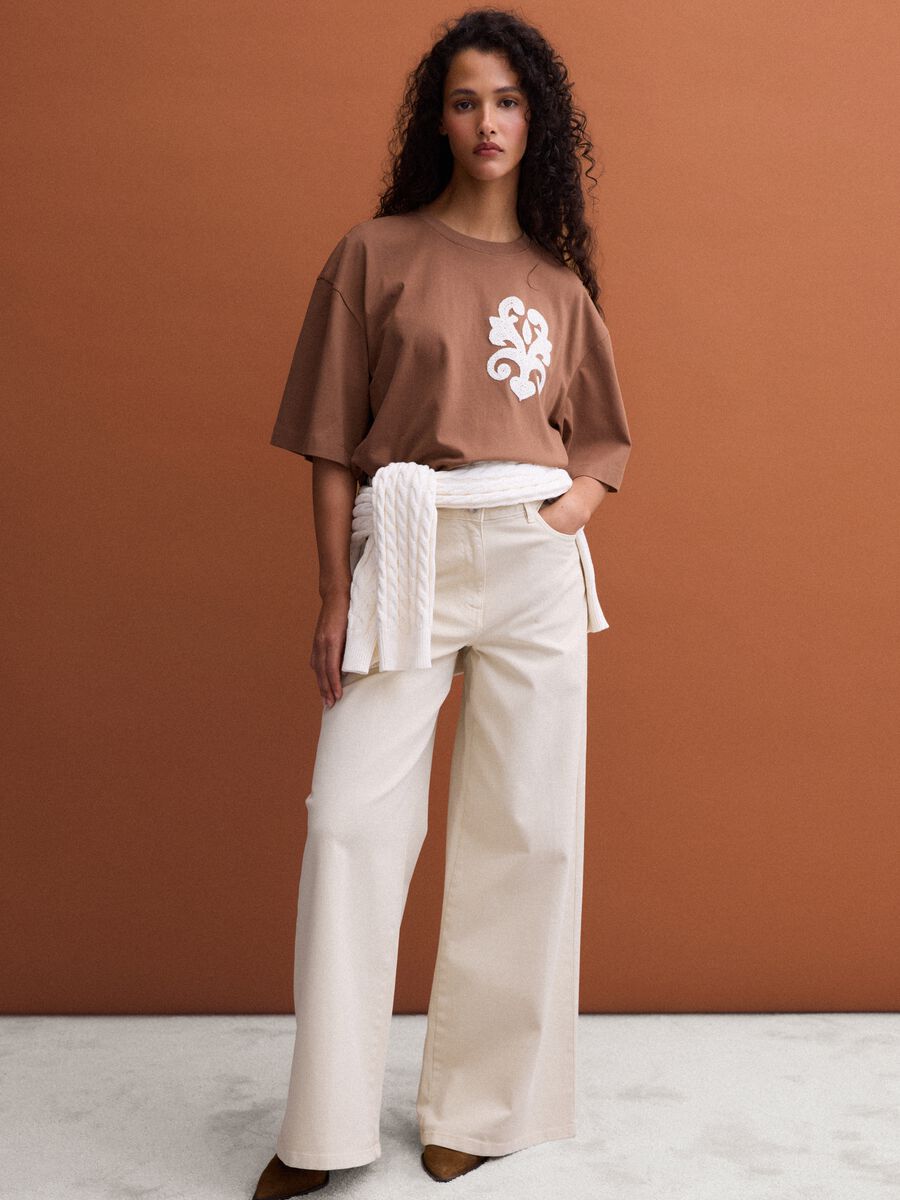T-shirt marrone in puro cotone con ricami regular fit_2