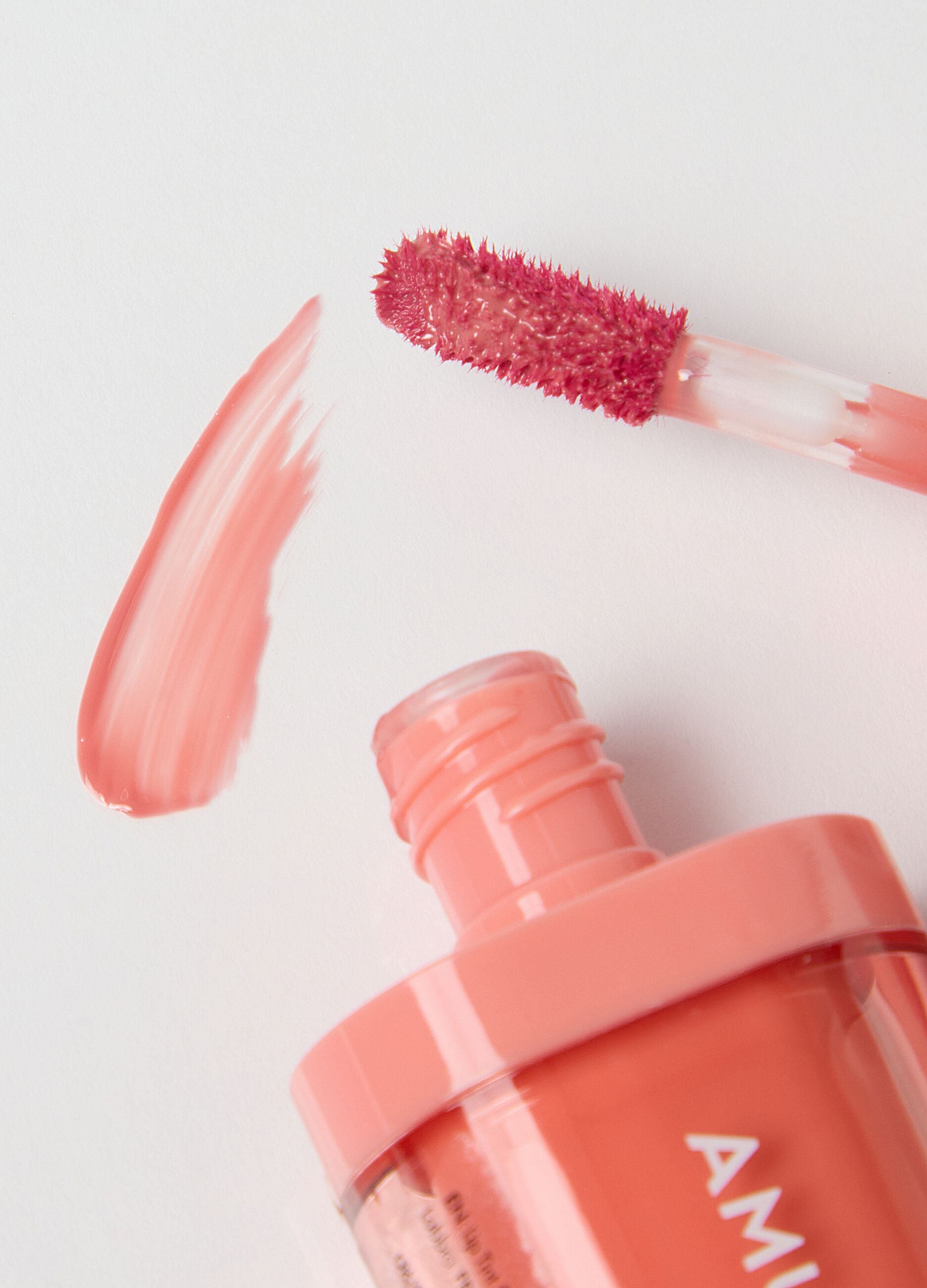 COLOUR + VOLUME + HYDRATION, innovative lip tint with volumizing effect, for soft and super juicy lips