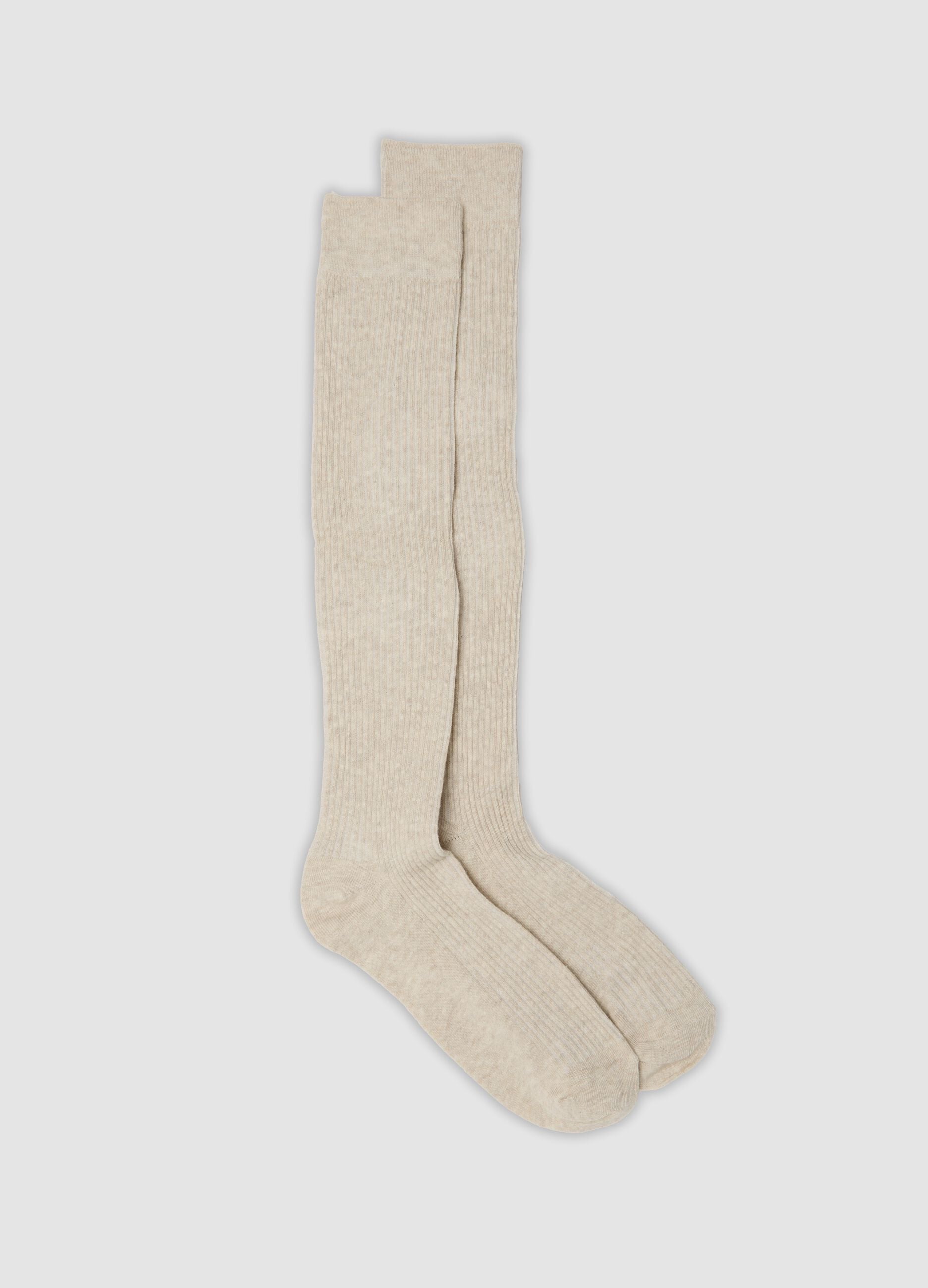 Beige ribbed knee-high socks in organic cotton blend
