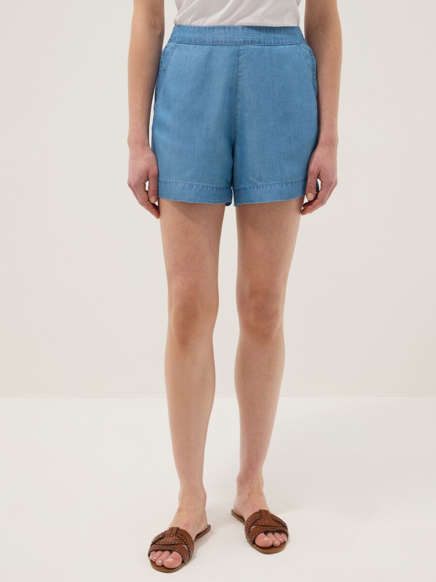 Light blue denim shorts in pure lyocell with elasticated waist, regular fit_1