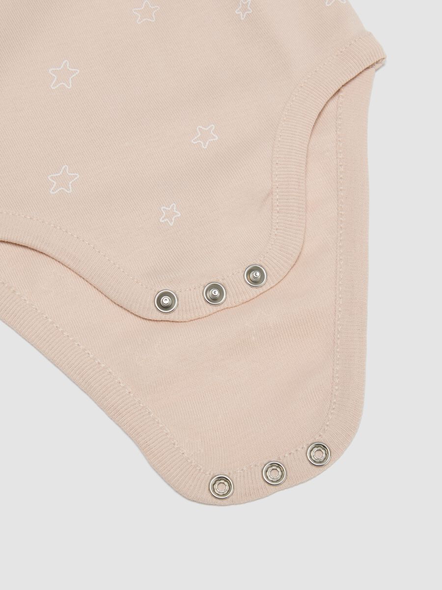 2-pack of white and beige short-sleeve organic cotton baby bodysuits_3