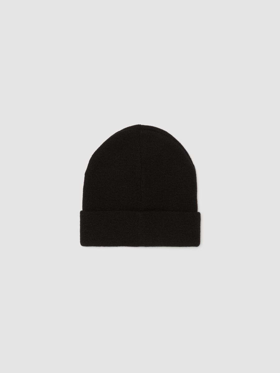 Black knitted beanie with decorative patch_1