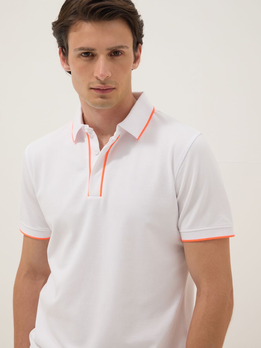 White stretch cotton polo shirt with contrast trims_3