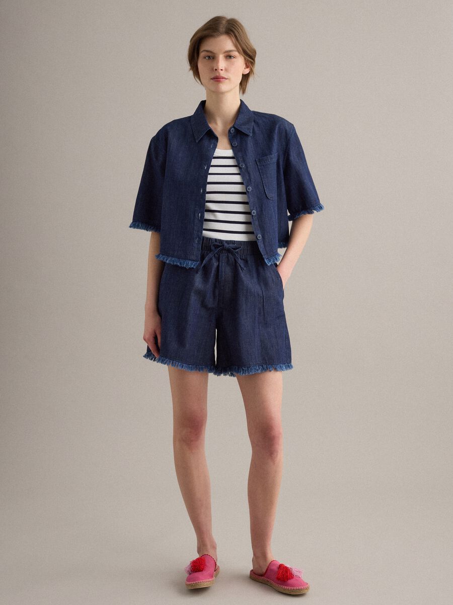 Camicia denim blu in misto cotone oversize fit con bordo sfrangiato_2