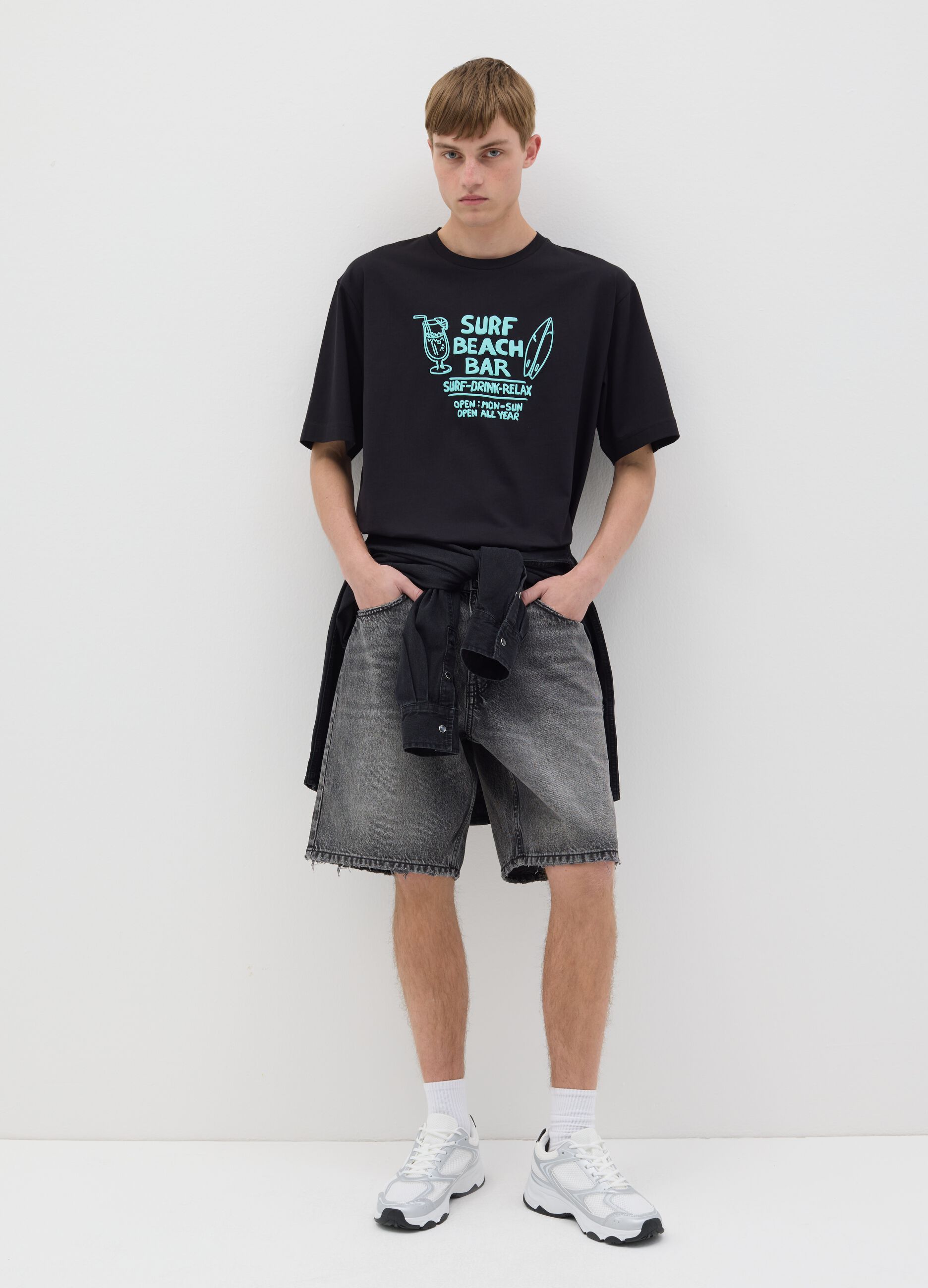 Men&rsquo;s black boxy-fit T-shirt in 100% cotton with Surf Beach Bar print
