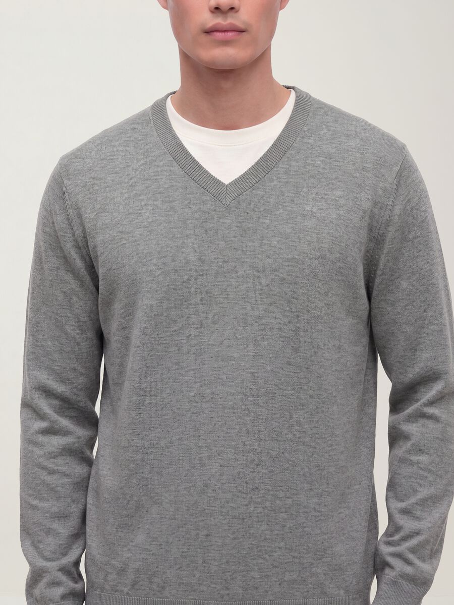 Grey V-neck jumper in viscose blend, regular fit_1