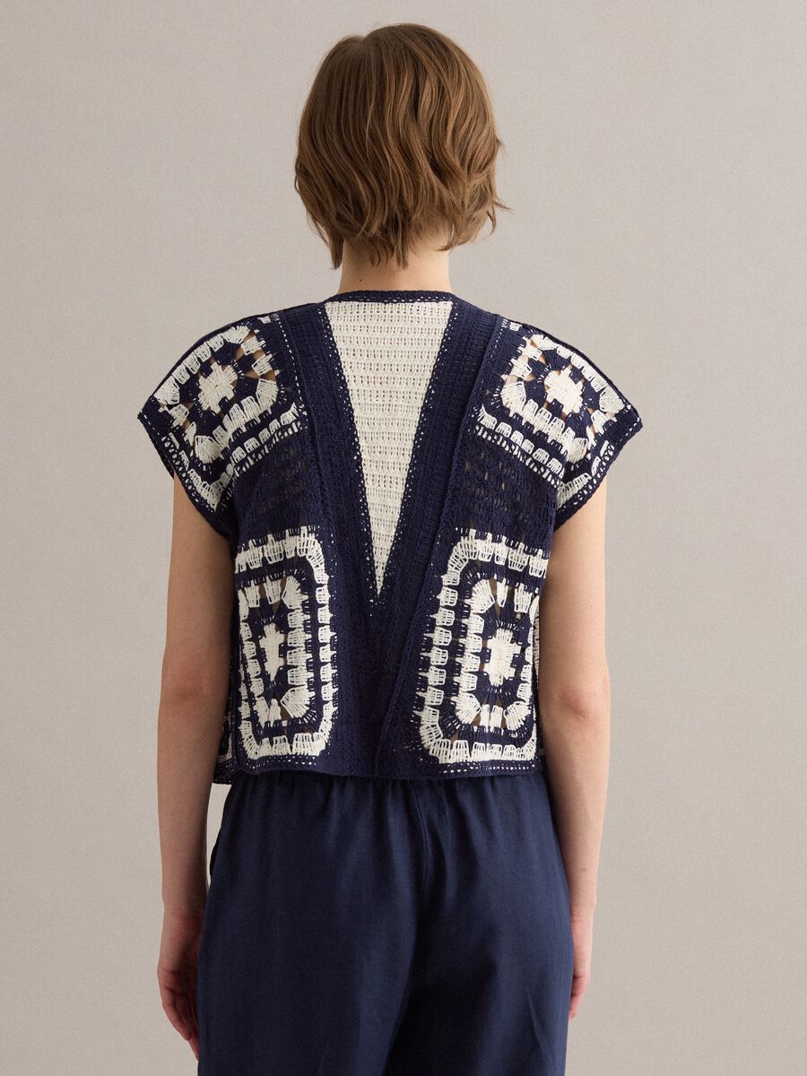 Gilet bianco e blu in crochet di misto cotone regular fit_3