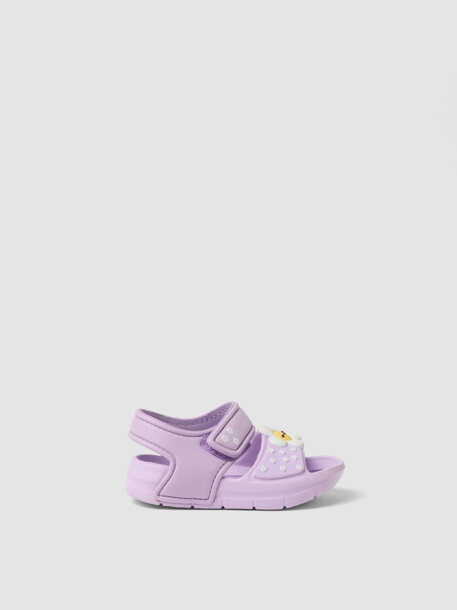Sandali viola con chiusura a strappo e fiore applicato_0