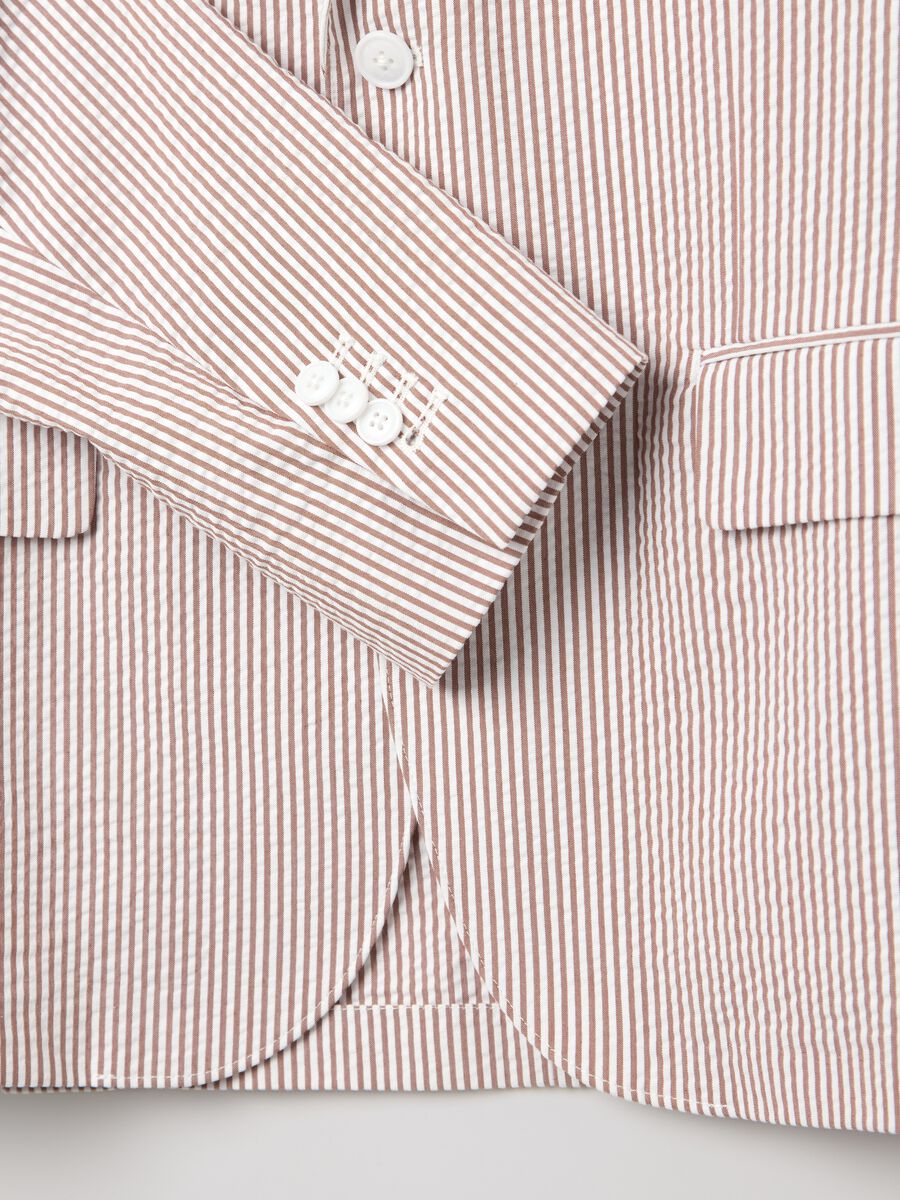 Blazer bianco e marrone slim fit in seersucker a righe_5