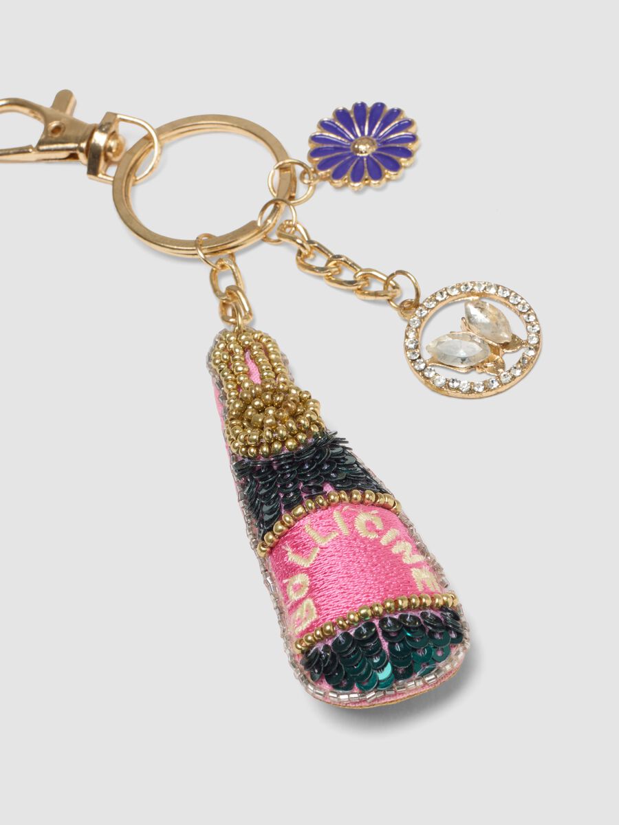 Ciondolo multicolor con charms e dettagli dorati_1