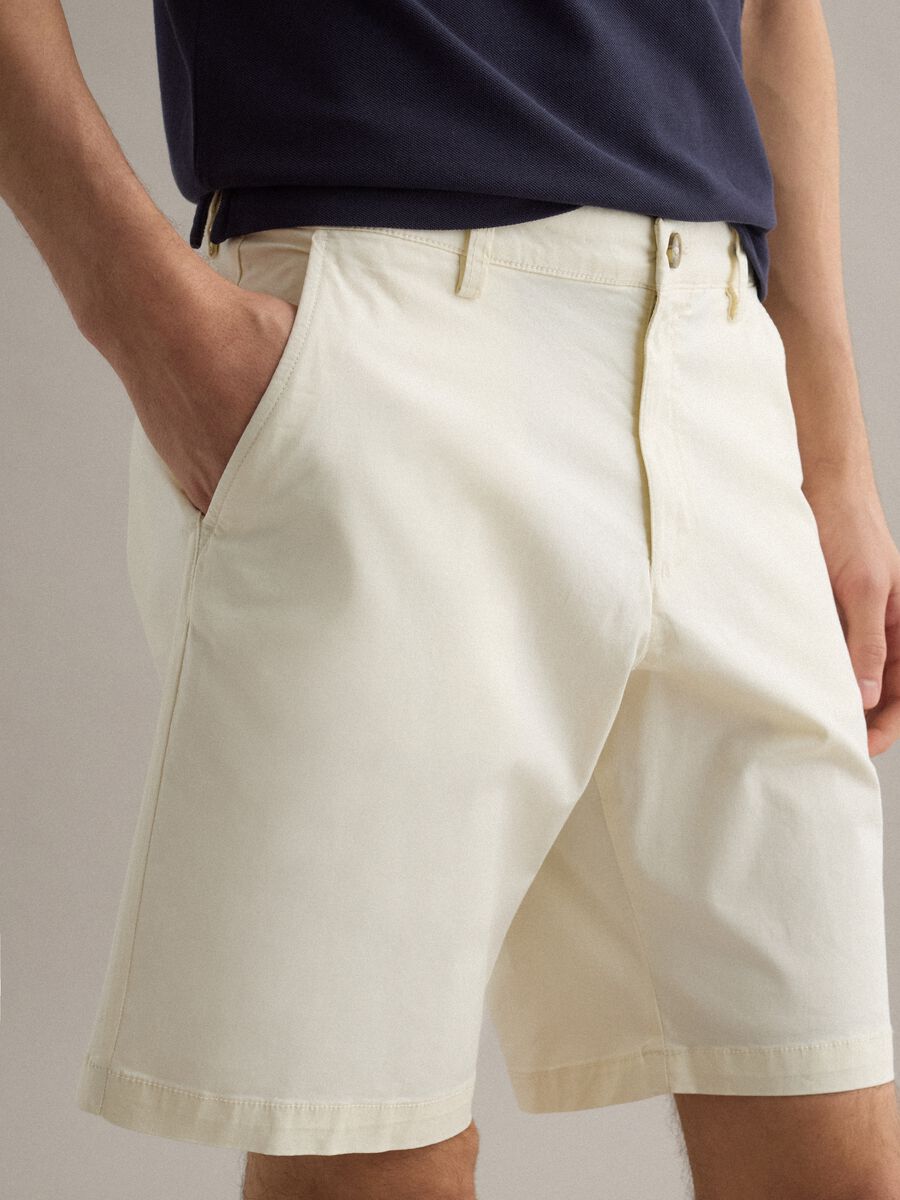 Shorts chino in cotone elasticizzato bianco regular fit_3