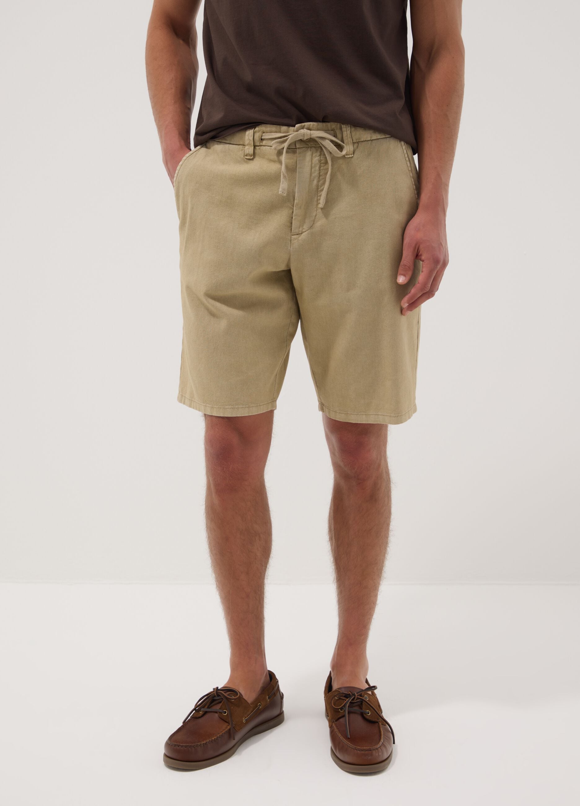 Beige chino Bermuda shorts in a linen and cotton blend