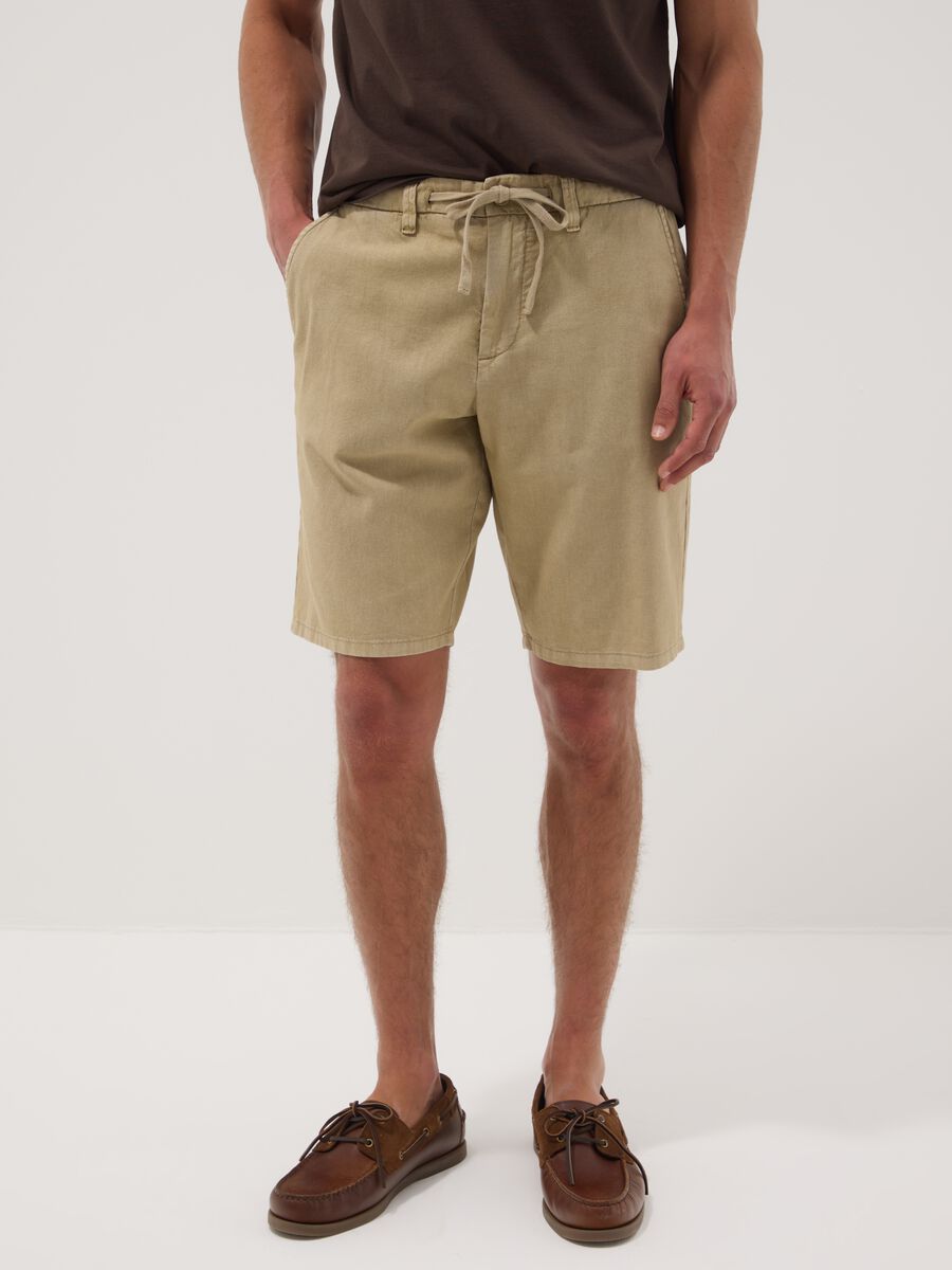 Beige chino Bermuda shorts in a linen and cotton blend_1