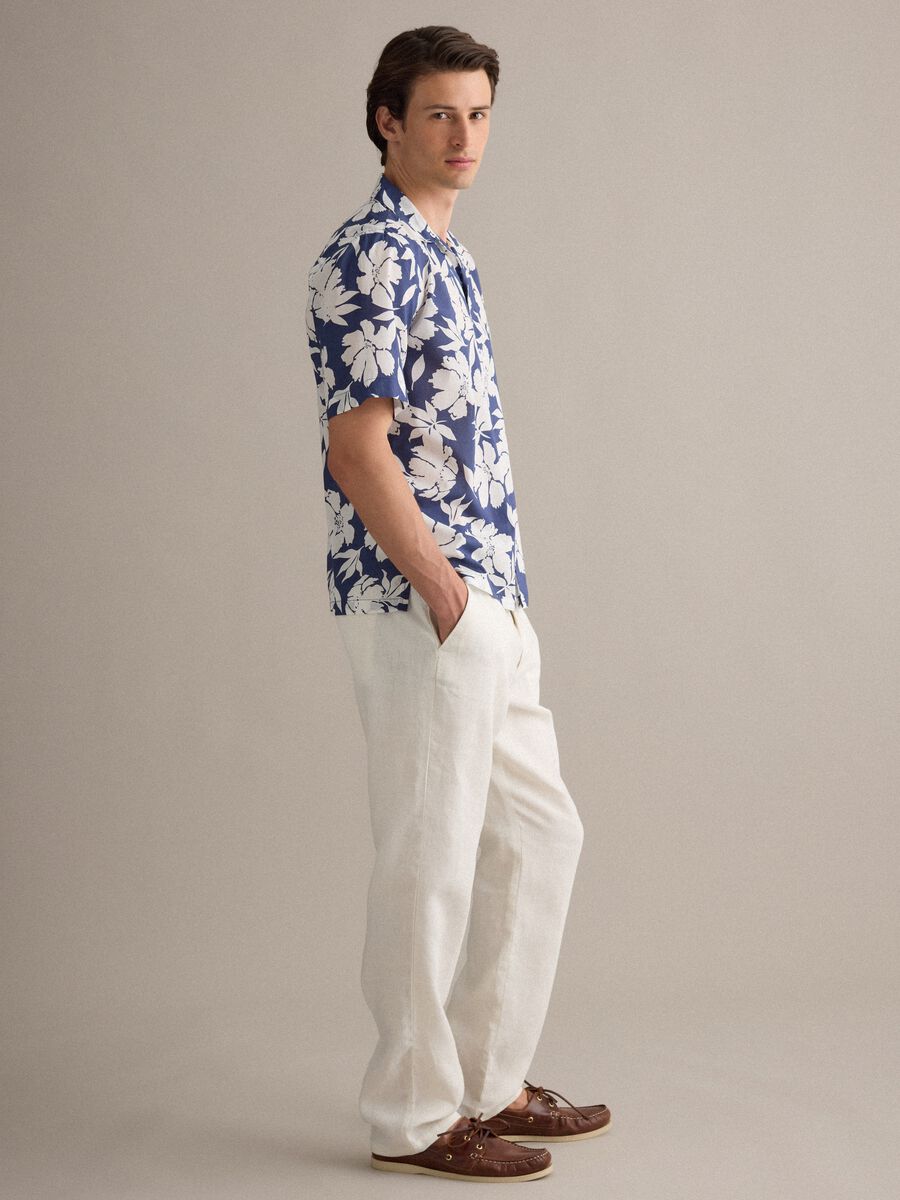 Camicia blu a fiori in cotone organico_1
