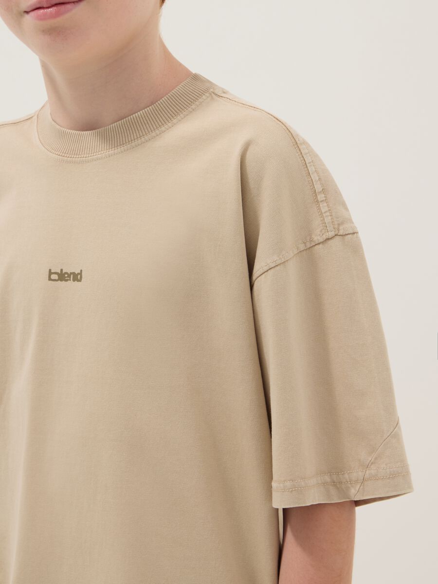 T-shirt beige in puro cotone a maniche corte da ragazzo oversize fit_2