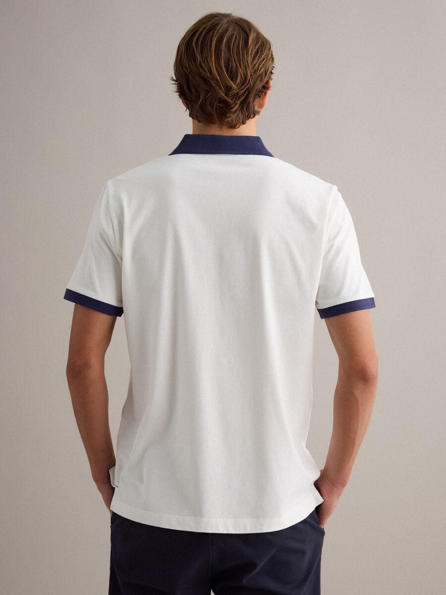 White pure cotton polo shirt with contrasting collar_3
