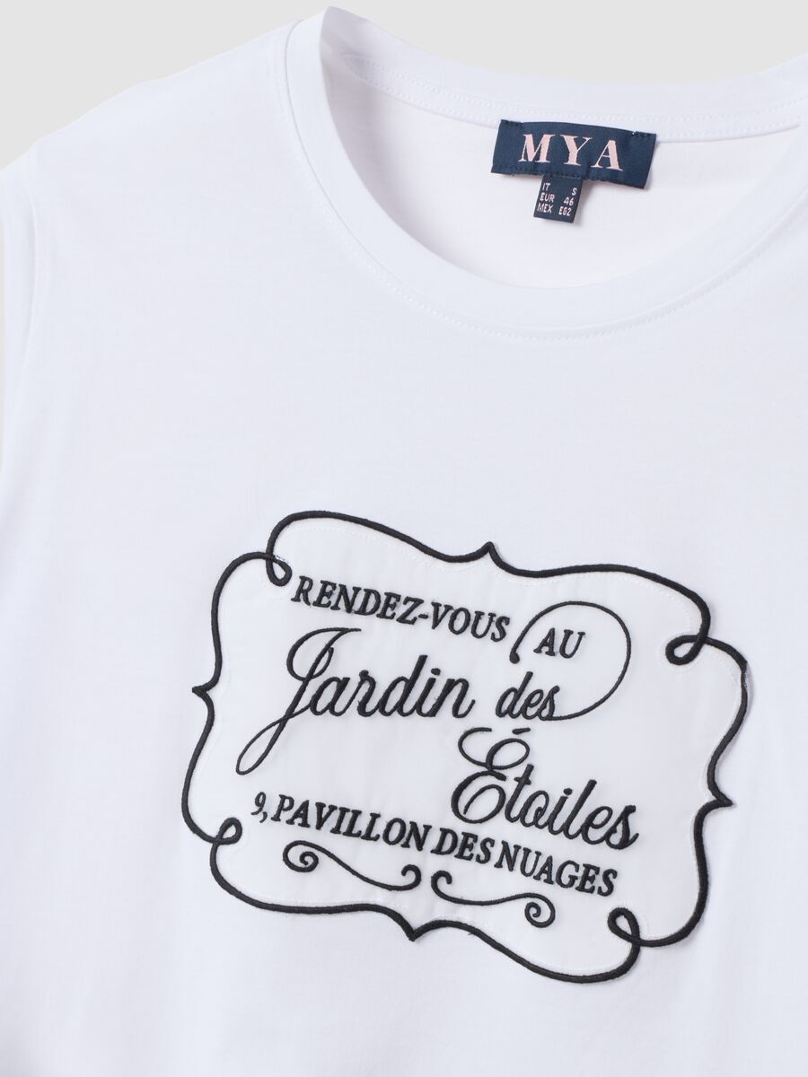 T-shirt bianca in puro cotone con girocollo e stampa frontale regular fit_1